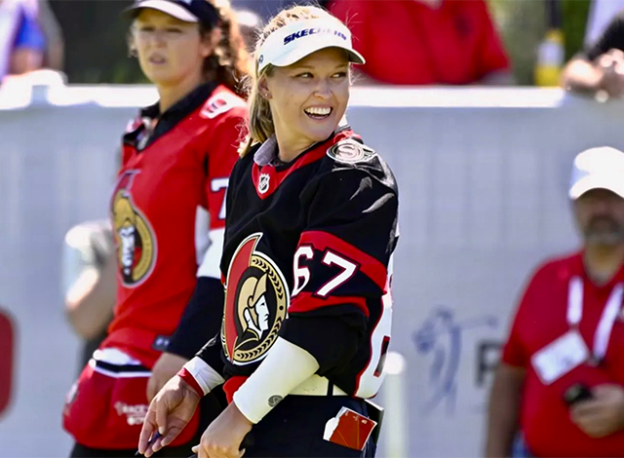 Brooke Henderson wearing Sens jersey.